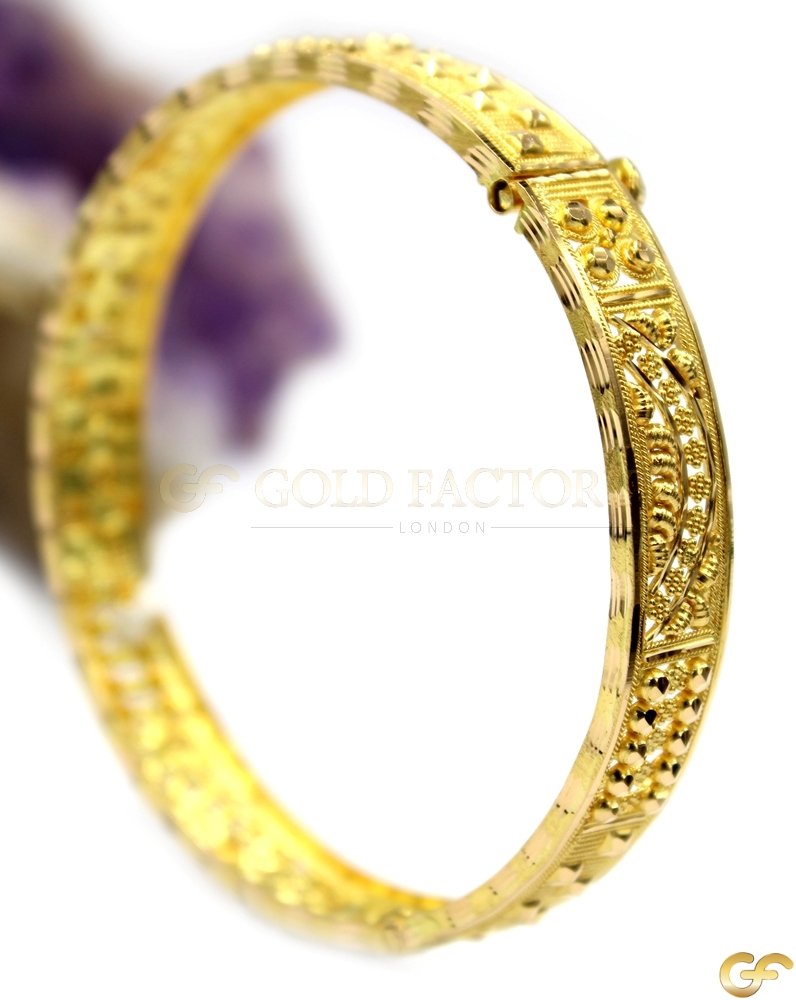 Beautiful 22ct Yellow Gold Single Screw Bangle