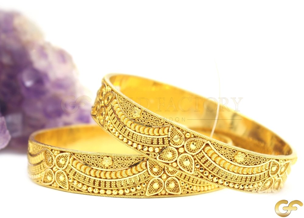 Lovely 22ct Gold Pair of Wide Bangles (Kare)